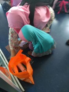 serius menyusun puzzle