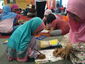 mewarnai bersama