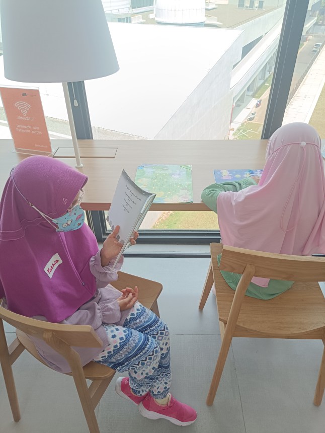 Membaca di Perpustakaan Jakarta - TIM Cikini