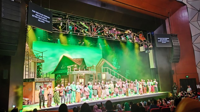 Seluruh pemain Musikal Keluarga Cemara menyanyikan lagu Harta Berharga