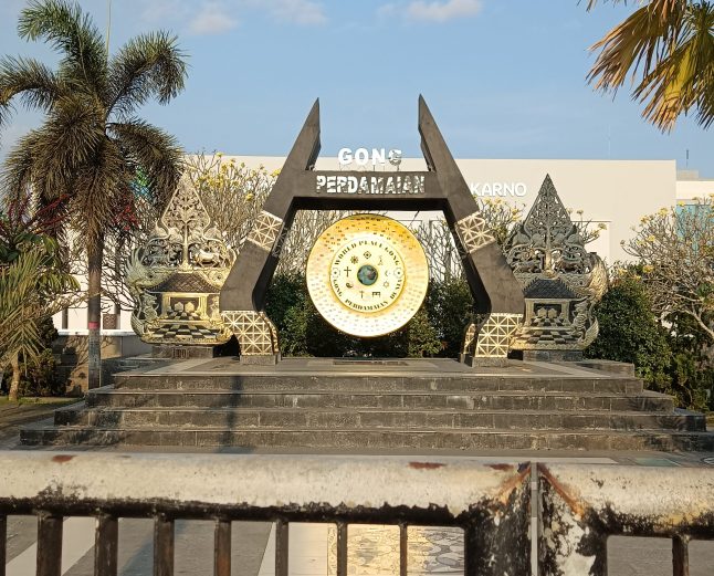 Gong Perdamaian di Kompleks Makam Bung Karno, Blitar