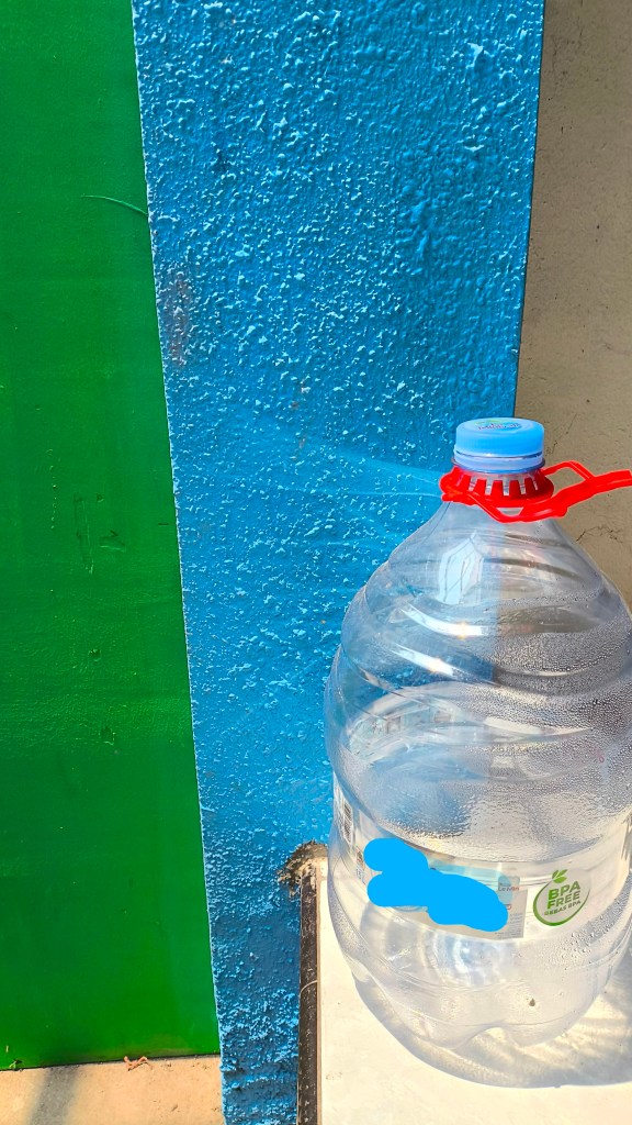 Ilustrasi galon air di bawah sinar matahari