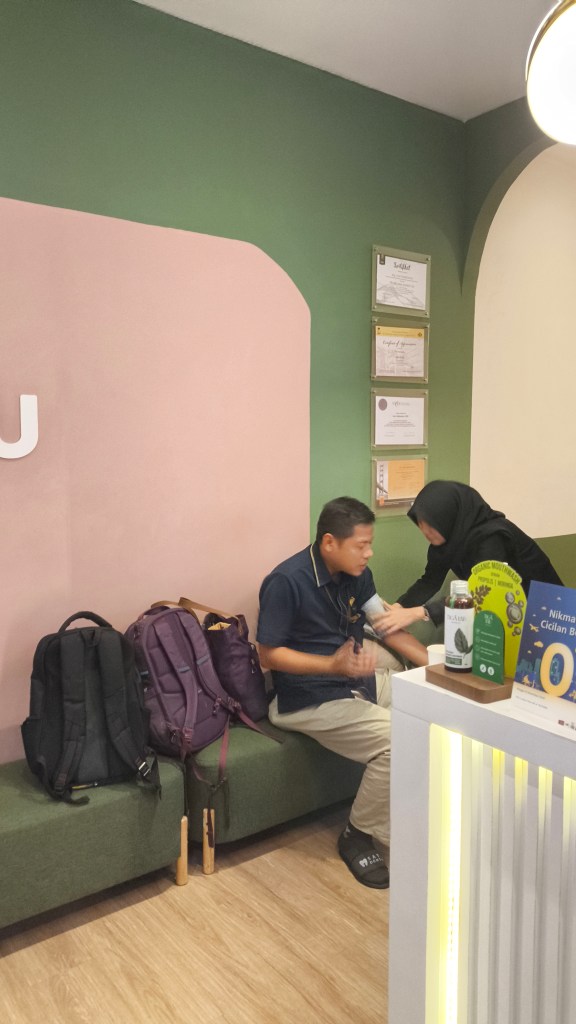 Pengukuran tensi di SATU Dental Cempaka Putih