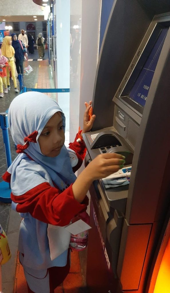 Belajar pakai ATM di Kidzania