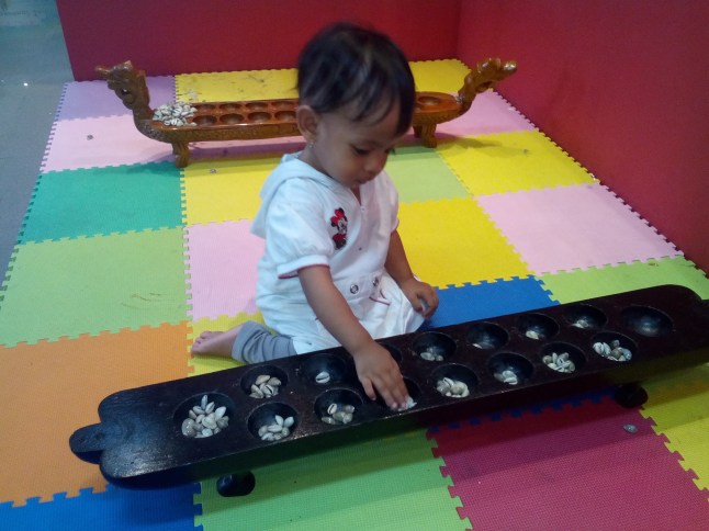 Fahira bermain congklak