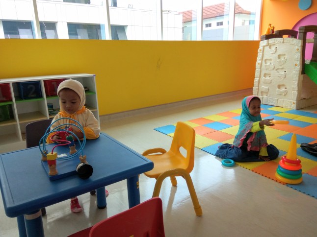 Fahira dan Fathia bermain sendiri-sendiri