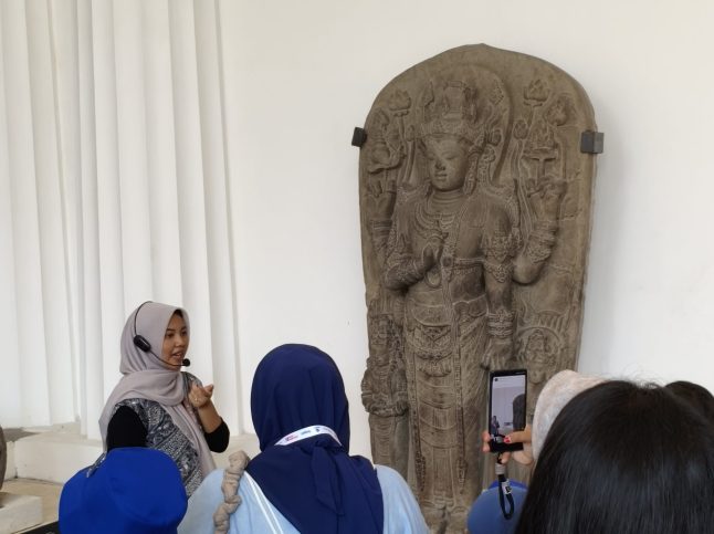 Arca Dewi Kebijaksanaan, Prajnaparamita, yang disimpan di Museum Nasional. Arca ini diyakini salah satunya sebagai penggambaran bagi Permaisuri Gayatri Rajapatni.