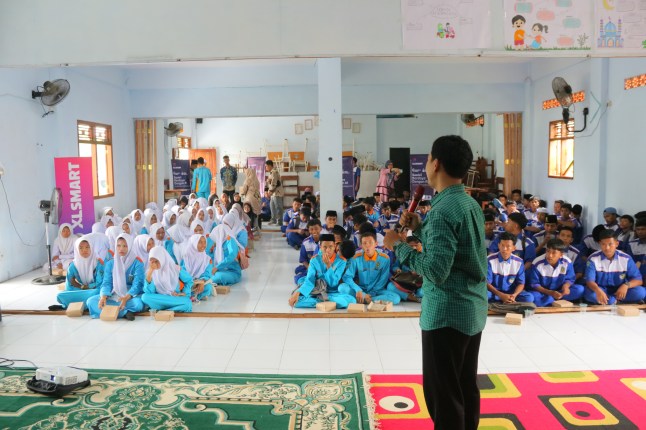 Edukasi Literasi Digital dan AI XLSMART