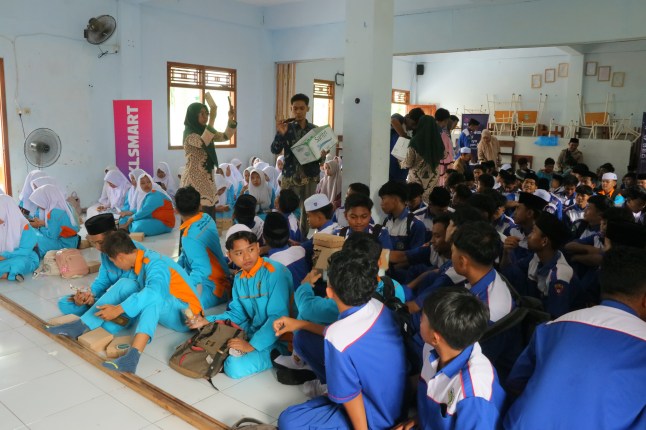 Kegiatan Edukasi XLSMART di Pesantren