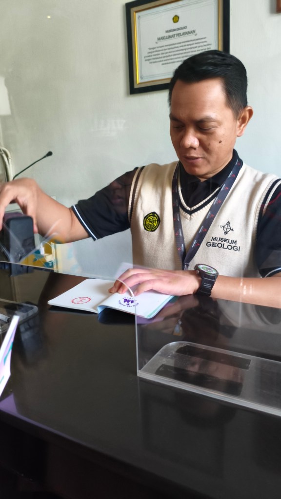 Minta Stempel ke Petugas Museum Geologi Bandung