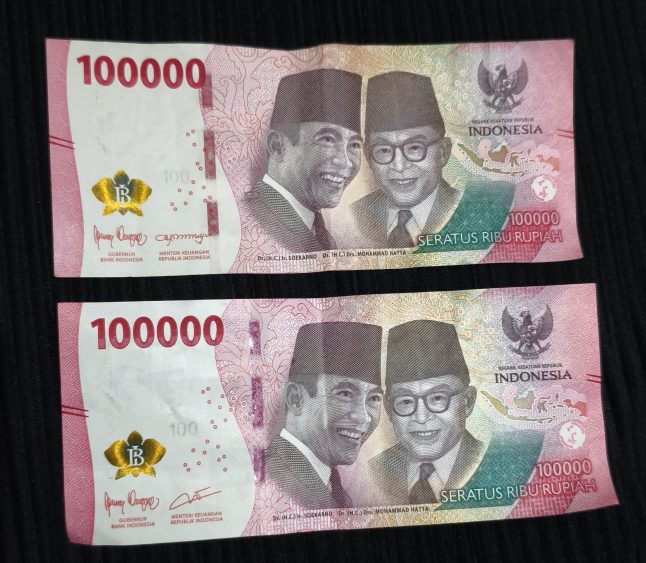 Uang seratus ribu dengan tanda tangan dua Menkeu berbeda