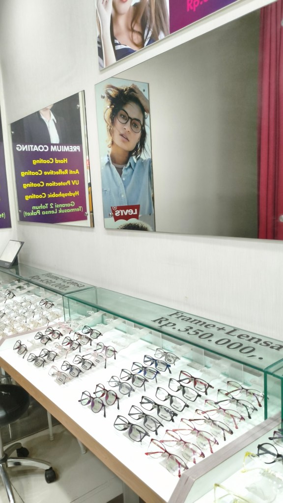 Pilihan kacamata di optik langganan